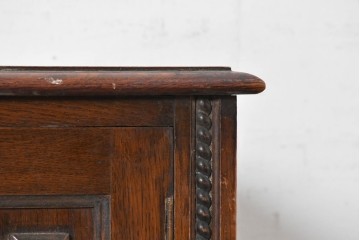 イギリスアンティーク　1930年頃　RAY & MILES(レイ&マイルズ)　オーク材　挽物脚がクラシカルなサイドボード　(R-090045)
