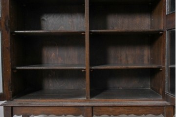 イギリスアンティーク　PIONEER STORES(パイオニア・ストアーズ)　オーク材　扉のヌーベル装飾が目を引くキャビネット　(R-090046)