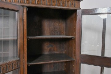 イギリスアンティーク　PIONEER STORES(パイオニア・ストアーズ)　オーク材　扉のヌーベル装飾が目を引くキャビネット　(R-090046)