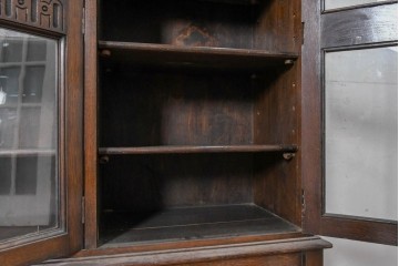 イギリスアンティーク　PIONEER STORES(パイオニア・ストアーズ)　オーク材　扉のヌーベル装飾が目を引くキャビネット　(R-090046)