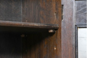 イギリスアンティーク　PIONEER STORES(パイオニア・ストアーズ)　オーク材　扉のヌーベル装飾が目を引くキャビネット　(R-090046)
