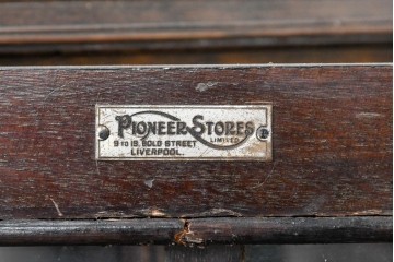 イギリスアンティーク　PIONEER STORES(パイオニア・ストアーズ)　オーク材　扉のヌーベル装飾が目を引くキャビネット　(R-090046)