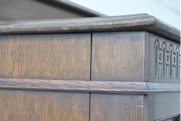 イギリスアンティーク　PIONEER STORES(パイオニア・ストアーズ)　オーク材　扉のヌーベル装飾が目を引くキャビネット　(R-090046)