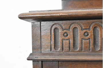 イギリスアンティーク　PIONEER STORES(パイオニア・ストアーズ)　オーク材　扉のヌーベル装飾が目を引くキャビネット　(R-090046)