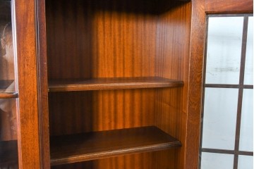 中古　美品　イタリア　RM Arredamenti(RM アッレダメンティ)　MAZZANTICA(マッザンティカ)　美しい格子ガラス扉のキャビネット　定価約180万円　(R-090047)