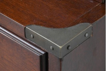 中古　美品　イタリア　RM Arredamenti(RM アッレダメンティ)　MAZZANTICA(マッザンティカ)　美しい格子ガラス扉のキャビネット　定価約180万円　(R-090047)