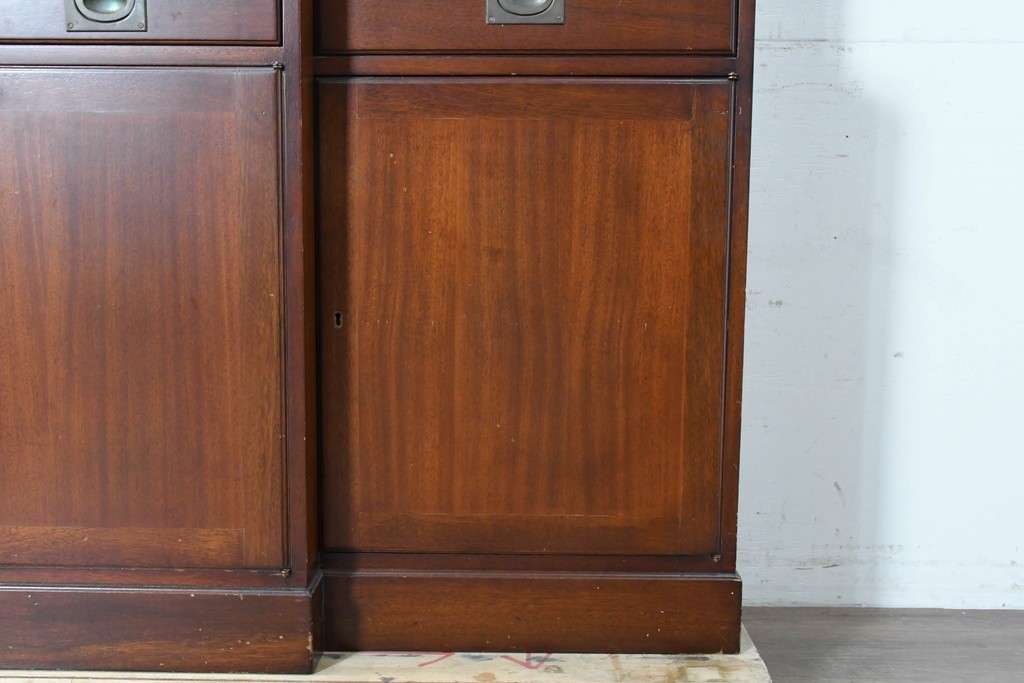 中古　美品　イタリア　RM Arredamenti(RM アッレダメンティ)　MAZZANTICA(マッザンティカ)　美しい格子ガラス扉のキャビネット　定価約180万円　(R-090047)