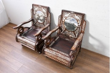 中国ヴィンテージ　1950年から1970年頃　高級品!　紫檀(シタン)材・大理石(雲石)　中国伝統の螺鈿細工を贅沢に施した板座チェア2脚セット　(R-090051)
