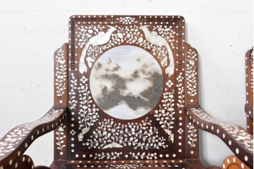 中国ヴィンテージ　1950年から1970年頃　高級品!　紫檀(シタン)材・大理石(雲石)　中国伝統の螺鈿細工を贅沢に施した板座チェア2脚セット　(R-090051)