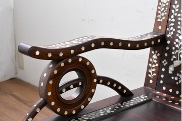 中国ヴィンテージ　1950年から1970年頃　高級品!　紫檀(シタン)材・大理石(雲石)　中国伝統の螺鈿細工を贅沢に施した板座チェア2脚セット　(R-090051)