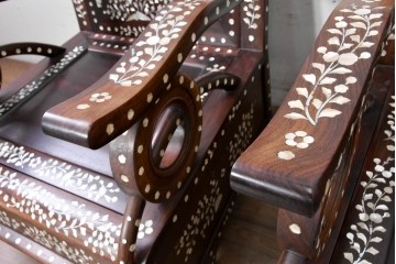 中国ヴィンテージ　1950年から1970年頃　高級品!　紫檀(シタン)材・大理石(雲石)　中国伝統の螺鈿細工を贅沢に施した板座チェア2脚セット　(R-090051)