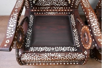 中国ヴィンテージ　1950年から1970年頃　高級品!　紫檀(シタン)材・大理石(雲石)　中国伝統の螺鈿細工を贅沢に施した板座チェア2脚セット　(R-090051)