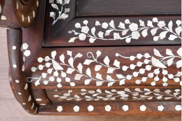 中国ヴィンテージ　1950年から1970年頃　高級品!　紫檀(シタン)材・大理石(雲石)　中国伝統の螺鈿細工を贅沢に施した板座チェア2脚セット　(R-090051)