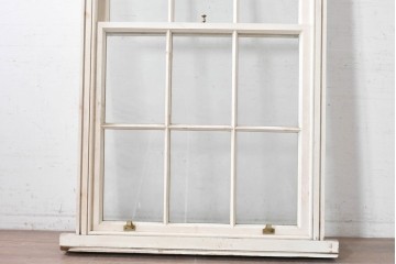 イギリスヴィンテージ建具　1970年頃　白ペイントがさわやかな格子入り上げ下げ窓1枚　(R-090053)