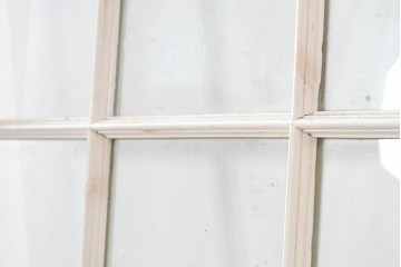 イギリスヴィンテージ建具　1970年頃　白ペイントがさわやかな格子入り上げ下げ窓1枚　(R-090053)