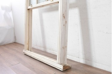 イギリスヴィンテージ建具　1970年頃　白ペイントがさわやかな格子入り上げ下げ窓1枚　(R-090053)