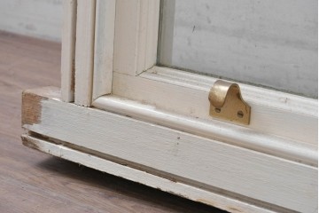 イギリスヴィンテージ建具　1970年頃　白ペイントがさわやかな格子入り上げ下げ窓1枚　(R-090054)