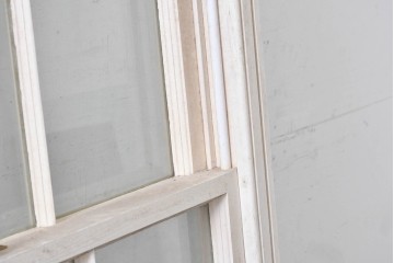 イギリスヴィンテージ建具　1970年頃　白ペイントがさわやかな格子入り上げ下げ窓1枚　(R-090054)