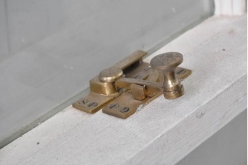 イギリスヴィンテージ建具　1970年頃　白ペイントがさわやかな格子入り上げ下げ窓1枚　(R-090054)