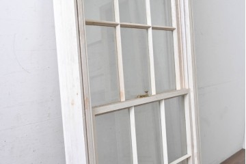 イギリスヴィンテージ建具　1970年頃　白ペイントがさわやかな格子入り上げ下げ窓1枚　(R-090054)