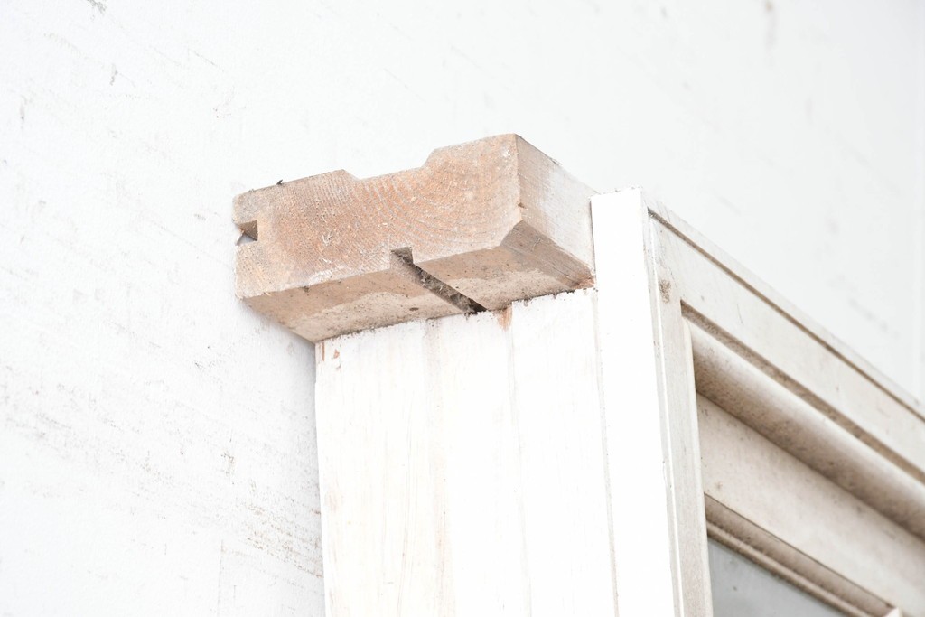 イギリスヴィンテージ建具　1970年頃　白ペイントがさわやかな格子入り上げ下げ窓1枚　(R-090054)