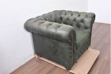 イギリスヴィンテージ　本革　クラシカルな鋲打ちが魅力のチェスターフィールドソファ　(R-090055)