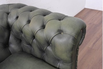 イギリスヴィンテージ　本革　クラシカルな鋲打ちが魅力のチェスターフィールドソファ　(R-090055)