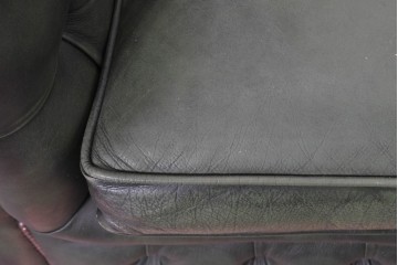 イギリスヴィンテージ　本革　クラシカルな鋲打ちが魅力のチェスターフィールドソファ　(R-090055)