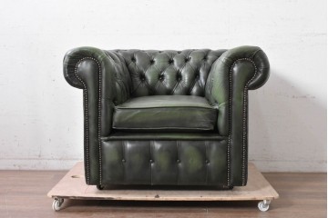 イギリスヴィンテージ　本革　キャスター付き　深いグリーンが印象的なチェスターフィールドソファ　(R-090056)