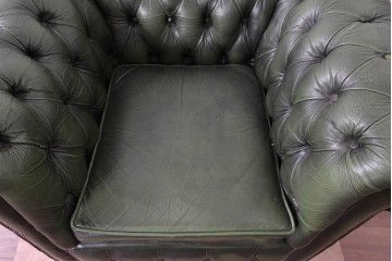イギリスヴィンテージ　本革　キャスター付き　深いグリーンが印象的なチェスターフィールドソファ　(R-090056)