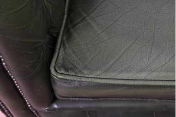 イギリスヴィンテージ　本革　キャスター付き　深いグリーンが印象的なチェスターフィールドソファ　(R-090056)
