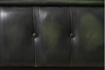 イギリスヴィンテージ　本革　キャスター付き　深いグリーンが印象的なチェスターフィールドソファ　(R-090056)
