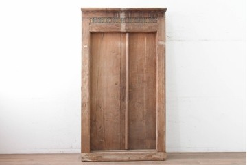 アジアンアンティーク建具　1920年から1950年頃　バリ　チーク材　上部の彫り装飾が目を引く枠付き両開きドア1枚　(R-090057)