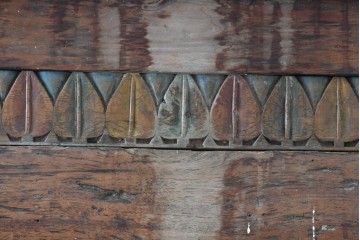 アジアンアンティーク建具　1920年から1950年頃　バリ　チーク材　上部の彫り装飾が目を引く枠付き両開きドア1枚　(R-090057)