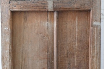 アジアンアンティーク建具　1920年から1950年頃　バリ　チーク材　上部の彫り装飾が目を引く枠付き両開きドア1枚　(R-090057)