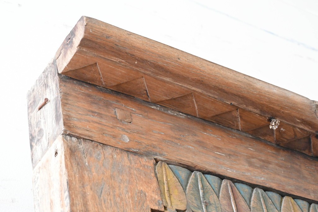 アジアンアンティーク建具　1920年から1950年頃　バリ　チーク材　上部の彫り装飾が目を引く枠付き両開きドア1枚　(R-090057)