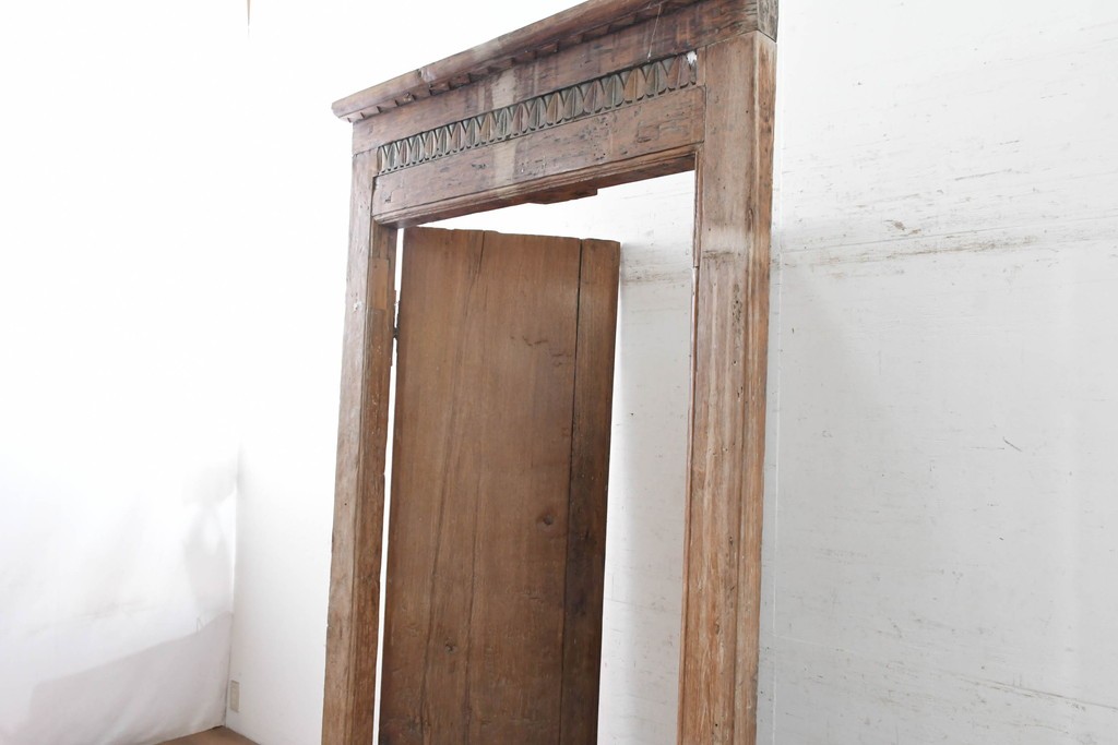 アジアンアンティーク建具　1920年から1950年頃　バリ　チーク材　上部の彫り装飾が目を引く枠付き両開きドア1枚　(R-090057)