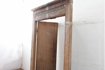 アジアンアンティーク建具　1920年から1950年頃　バリ　チーク材　上部の彫り装飾が目を引く枠付き両開きドア1枚　(R-090057)
