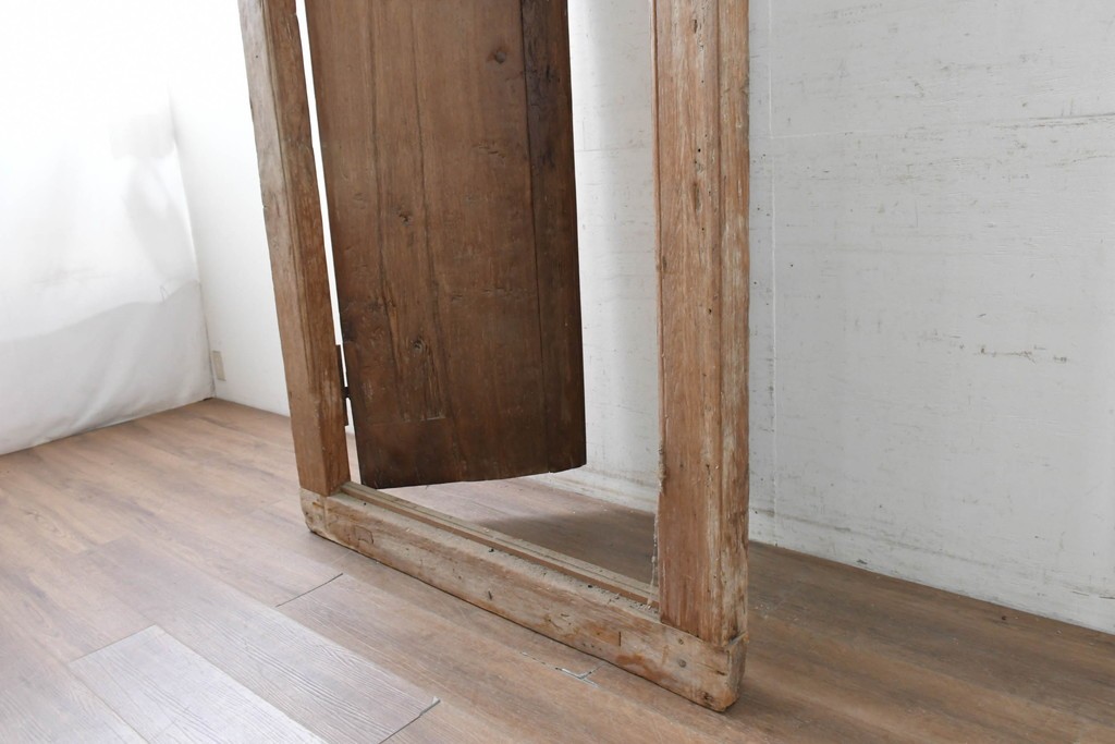 アジアンアンティーク建具　1920年から1950年頃　バリ　チーク材　上部の彫り装飾が目を引く枠付き両開きドア1枚　(R-090057)