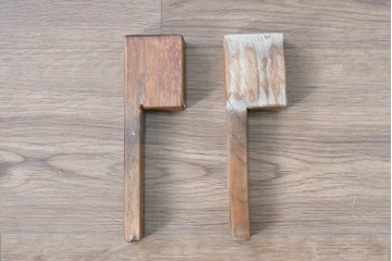 アジアンアンティーク建具　1920年から1950年頃　バリ　チーク材　上部の彫り装飾が目を引く枠付き両開きドア1枚　(R-090057)