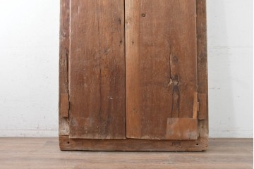アジアンアンティーク建具　1920年から1950年頃　バリ　チーク材　上部の彫り装飾が目を引く枠付き両開きドア1枚　(R-090057)