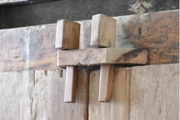 アジアンアンティーク建具　1920年から1950年頃　バリ　チーク材　上部の彫り装飾が目を引く枠付き両開きドア1枚　(R-090057)