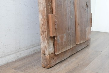 アジアンアンティーク建具　1920年から1950年頃　バリ　チーク材　上部の彫り装飾が目を引く枠付き両開きドア1枚　(R-090057)