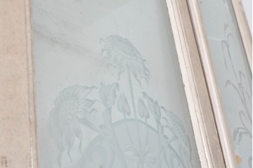 フランスアンティーク　1900年頃　特大!!　伸びやかな草花のエッチングガラスが美しい!　折れ戸と片開き戸の3枚セット　(R-090058)