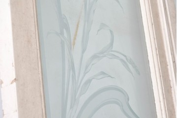 フランスアンティーク　1900年頃　特大!!　伸びやかな草花のエッチングガラスが美しい!　折れ戸と片開き戸の3枚セット　(R-090058)
