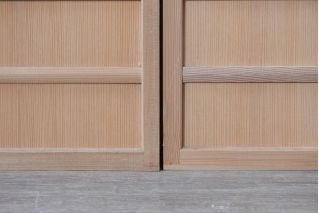 ヴィンテージ建具　昭和後期　柾目が魅力的な舞良戸2枚セット　(R-090060)