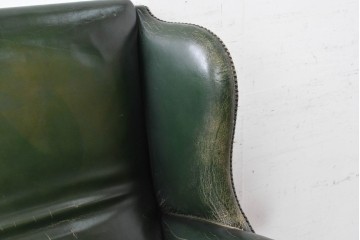 イギリスヴィンテージ　1950年頃　本革(レザー)　チェスターフィールド　深みのあるグリーンと重厚な佇まいが魅力のウィングバックチェア　※傷み有り　(R-090062)