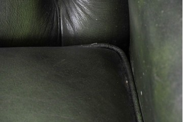 イギリスヴィンテージ　1960年から1970年頃　本革　重厚な佇まいのチェスターフィールド ウィングバックチェア　(R-090064)