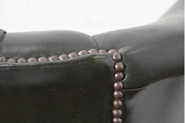 イギリスヴィンテージ　1960年から1970年頃　本革　重厚な佇まいのチェスターフィールド ウィングバックチェア　(R-090064)