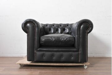 イギリスヴィンテージ　本革　重厚な佇まいとボタン留めが魅力のチェスターフィールドソファ　(R-090065)